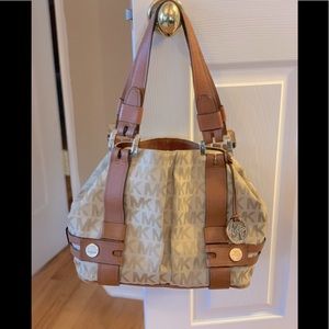 Michael Kors 35F3GHNT3J  BEIGE / LUGGAGE GRAB BAG